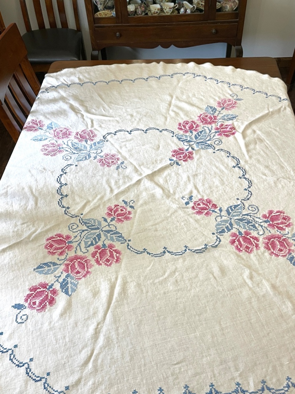 Vintage 64" Round Hand Embroidered Roses Linen Tablecloth Pink Blue - Picture 16 of 16